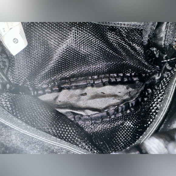 Lululemon “original” everywhere belt bag - Picture 4 of 10